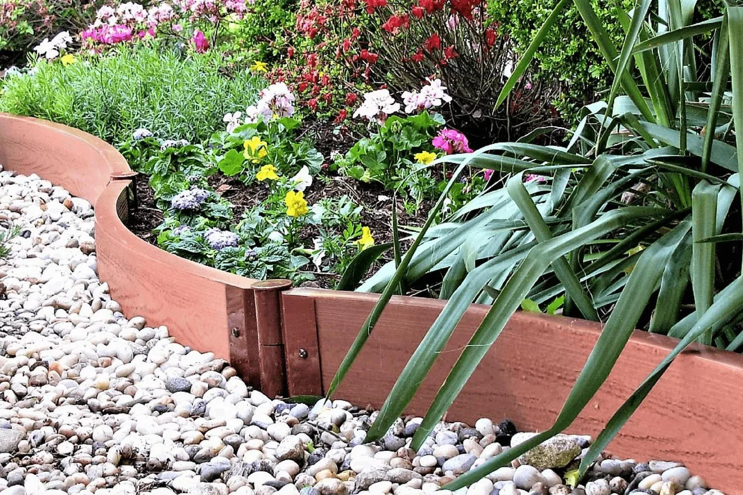 Curved Landscape Edging Kit With 2" Boards - Image 2