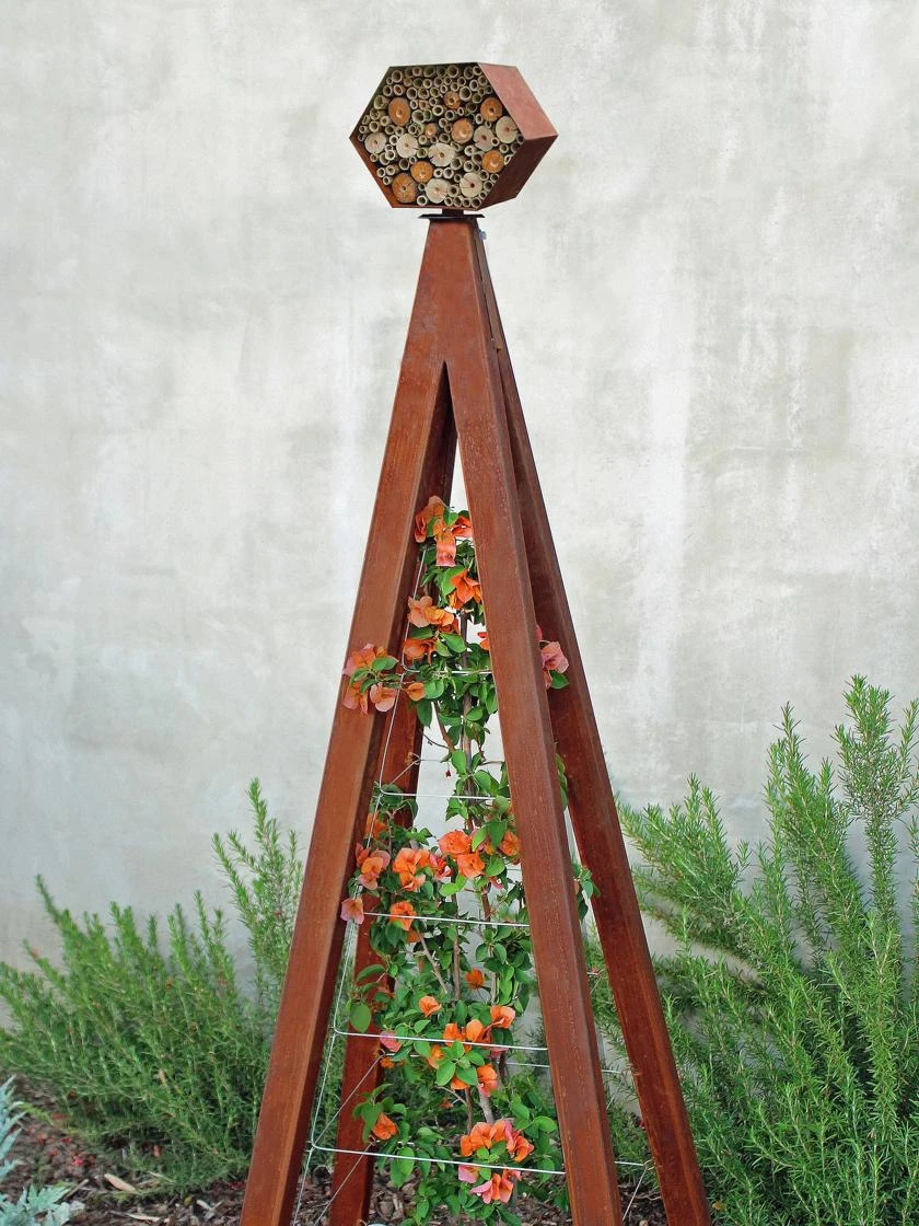 Bee Bungalow + Akoris Garden Tuteur Sr. - Image 3